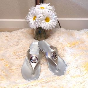 🩶🩴🩶Michael Kors Lillie Silver PVC Jelly Thong Sandals Size 8 🩶🩴🩶